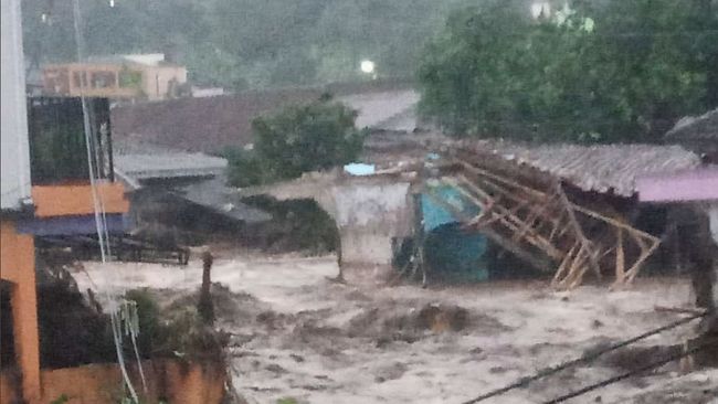 illini berita Banjir Terjang Sukabumi, Ini Deretan Kerusakan Rumah Sejak 2010