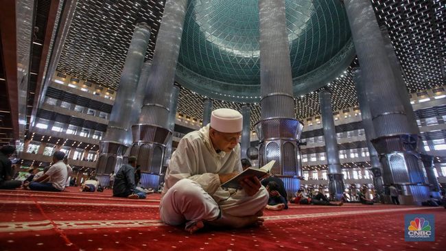 illini berita Berzikir-Baca Al Quran Sambil Nunggu Berbuka Puasa di Masjid Istiqlal