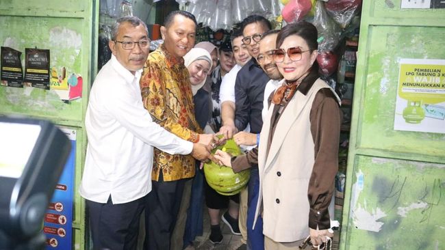 illini berita Momen Ketua Komisi XII DPR Bambang Patijaya Sidak LPG 3 Kg di Jakbar