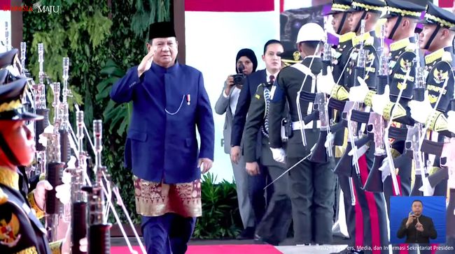 berita aktual Prabowo Berpeci dan Sarung di Pinggang Jelang Pelantikan