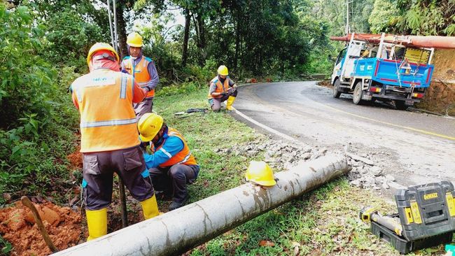 illini news Bertahap, PLN Pulihkan Kelistrikan Pascacuaca Ekstrem di Jawa Barat