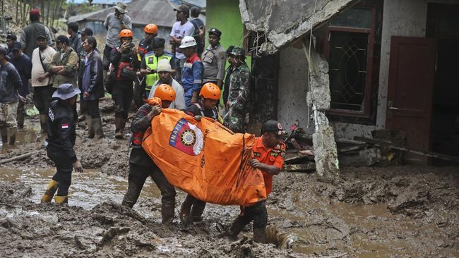 berita aktual Penampakan Longsor di Karo Sumut, 15 Orang Dinyatakan Meninggal Dunia