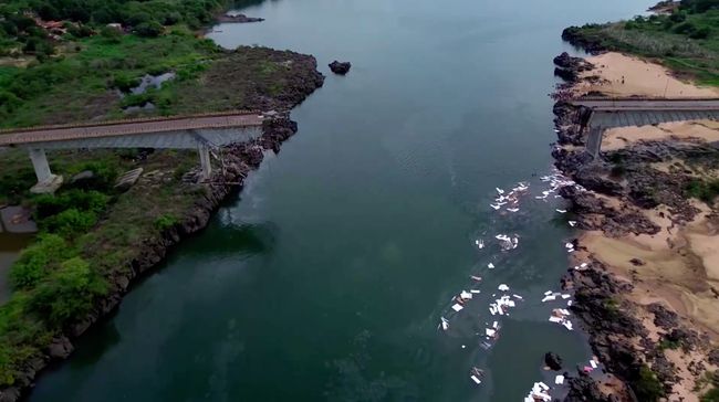 illini berita Potret Jembatan Runtuh Tumpahkan Asam Sulfat ke Sungai, 1 Orang Tewas