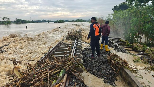 berita aktual Update Banjir di Jawa Tengah, 11 Kereta Api Memutar